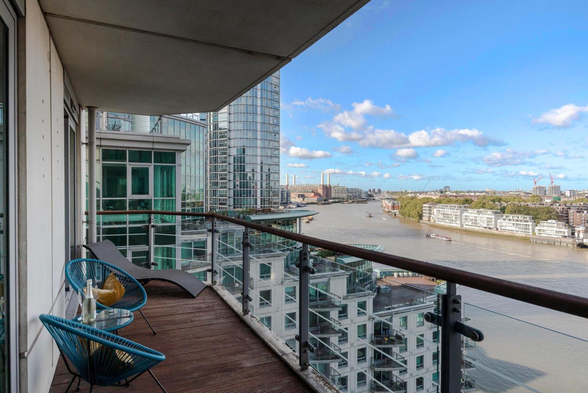 Best Thames View In Town! Large Luxxe Nomad Design Family Home London Rum bild